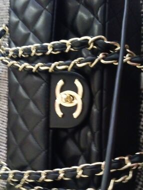 CHANEL,BLACK lambs Leather MED DOUBLE Flap SHOULDER BAG GOLD HARDWARE